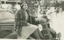 【送料無料】ホビー 模型車 モデルカー フェンダーモデルコートwoman in fur coat sitting on fender of early mode...