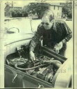 yzzr[ ͌^ fJ[ ~l\^vXtH[htF[gfJ[1972 press photo minnesota senator hubert humphrey with ford phaeton model car