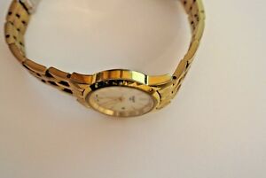 【送料無料】腕時計　クラシックドリームモップゴールドトーンステンレススチールレディースtissot classic dream mop gold toned stainless steel womens wristwatch