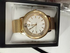 gold mesh watch guess womanゴールドメッシュウォッチゲス※注意※NYからの配送になりますので2週間前後お時間をいただきます。人気の商品は在庫が無い場合がございます。ご了承くださいませ。サイズの種類の商品は購入時の備考欄にご希望のサイズをご記載ください。　携帯メールでの登録ですと楽天からのメールが届かない場合がございます。