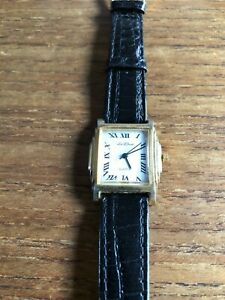 レディーススクエアゴールドカラーウォッチブラックストラップ※注意※NYからの配送になりますので2週間前後お時間をいただきます。人気の商品は在庫が無い場合がございます。ご了承くださいませ。サイズの種類の商品は購入時の備考欄にご希望のサイズをご記載ください。　携帯メールでの登録ですと楽天からのメールが届かない場合がございます。