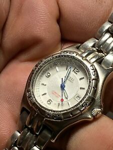 【送料無料】腕時計　レディースシルバートーンゲスウォータープロアナログウォッチladies silver tone guess waterpro analog watch with date feature