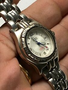 【送料無料】腕時計　レディースシルバートーンゲスウォータープロアナログウォッチladies silver tone guess waterpro analog watch with date feature