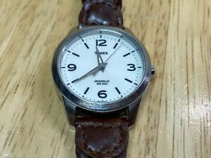 【送料無料】腕時計　タイムスインディグロメンレディシルバーホワイトレザーアナログクォーツウォッチアワーバッテリーtimex indiglo men lady silver white leather analog quartz watch hour~ batter