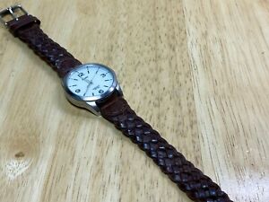 【送料無料】腕時計　タイムスインディグロメンレディシルバーホワイトレザーアナログクォーツウォッチアワーバッテリーtimex indiglo men lady silver white leather analog quartz watch hour~ batter