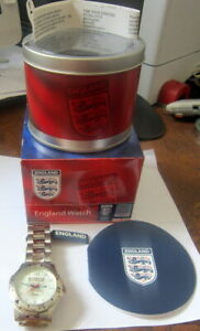 【送料無料】腕時計 ライオンズメンズオリジナルスズボックスバッテリーicial fa three lions mens wristwatch in original tin amp; box needs battery 【送料無料】腕時計 ライオンズメンズオリジナルスズボックスバッテリーicial fa three lions mens wristwatch in original tin amp; box needs battery