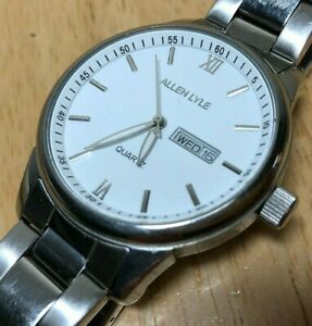 allen lyle mens 30m silver white analog quartz watch hours~day date~ batteryアレンライルメンズシルバーホワイトアナログクォーツウォッチデイデイバッテリー※注意※NYからの配送になりますので2週間前後お時間をいただきます。人気の商品は在庫が無い場合がございます。ご了承くださいませ。サイズの種類の商品は購入時の備考欄にご希望のサイズをご記載ください。　携帯メールでの登録ですと楽天からのメールが届かない場合がございます。