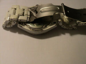 【送料無料】腕時計　バッテリーguess waterpro g12543l white wrist watch for women wr100m battery