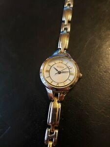 ゲス 【送料無料】腕時計　ヴィンテージトーンバッテリーvintage guess womans petite 2 tone wristwatch exc running great battery