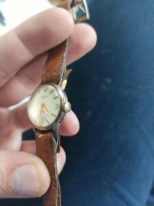 【送料無料】腕時計　モントレオーレオールフェムスイスプラークローズフォンシオンヌmontre aureole femme swiss plaque or rose fonctionne