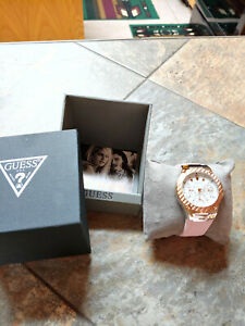 【送料無料】腕時計　レディースツートーンピンクゼナシリコンストラップウォッチguess ladies two tone pink zena multifunction silicone strap 39mm watch u1094l4