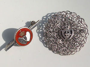 ジュエリー・アクセサリー アージェントシルバーメタルベルブロッシュアンシエンヌヴェンディーンヌlot de 2 belles broches anciennes vendeennes en email argent et metal argente