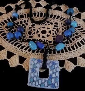 【送料無料】ジュエリー・アクセサリー ポルタオッキアリコルタコラーナマヌファッタディセラミックタパリンペンダンテクアドラトcorta collana manufatta di ceramica palline pendente quadrato per portaocchiali