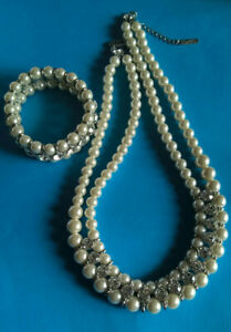 【送料無料】ジュエリー・アクセサリー ネックレスブレスレットホワイトパールストラスun jour ailleurs parure collier et bracelet perles blanches et strass