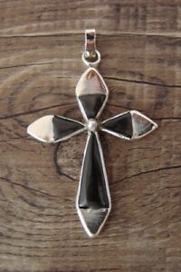 【送料無料】ジュエリー・アクセサリー ズニシルバースターリングオンリックスクロスペンダントジョナサンシャック