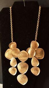 【送料無料】ジュエリー・アクセサリー ラベルチコゴールデンハンマーメタルネックレスneuf w etiquette chicos dore metal martele 17 collier