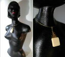 yzWG[EANZT[ KeS[fgBe[WRA[Xvintage collier ras du cou avec pendentif galalithe et laiton dore 1970s