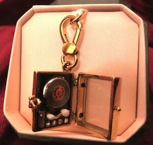 【送料無料】ジュエリー・アクセサリー チャームブレロックジュイシークチュールターンゴールドディスクcharm breloque juicy couture tourne disque dore articule