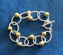 ジュエリー・アクセサリー スターリングシルバーリンクゴールドビーズトグルクラスプファッションブレスレットsterling silver link and gold bead 75 fashion bracelet with toggle clasp