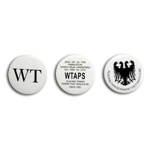 【送料無料】ジュエリー・アクセサリー セットワップズラウンドボタンピンバッジa set of three 3 wtaps neighborhood army nbhd round button pin badge wt