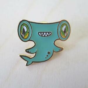 【送料無料】ジュエリー・アクセサリー ハンマーヘッドシャークエナメルピンバイヴドゥベリhammerhead shark enamel limited edition pin by vuduberi