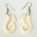 【送料無料】ジュエリー・アクセサリー マオリフックダングルドロップイヤリングジュエリーhand carved bone maori fish hook dang...