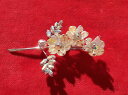 【送料無料】ジュエリー・アクセサリー クリスタルブローチステムクリスマスローズbroche cristal roses de noel sur tige