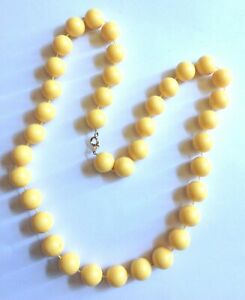 【送料無料】ジュエリー・アクセサリー ヴィンテージイエローパールネックレスゴールドカラーネクタイホルダーcollier vintage perles jaune fixe sur support attache couleur or a05
