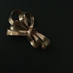 【送料無料】ジュエリー・アクセサリー ブロブロヴィンテージフランスミッドセンチュリーブローチancienne broche noeud metal dore era 1950 vintage french midcentury brooch