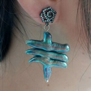 【送料無料】ジュエリー・アクセサリー ブラックフリーフォームケシパールスタッドイヤリング