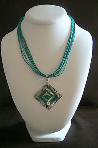 ジュエリー・アクセサリー ベリーボーコリアーラビリンザヴェルトオパリンナインtres beau collier fantaisie labyrinthe vert opaline neuf