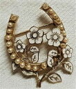 yzWG[EANZT[ Be[Wu[`z[XV[t[^J[zCgOXp[vintage broche fer a cheval fleur metal couleur or email blanc perle en verre d9