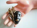 【送料無料】ジュエリー・アクセサリー グランドセラミックスカーニバルマスクブローチxl grand ceramique broche masque carnaval 33,3 g8,0 x 5,8 cm