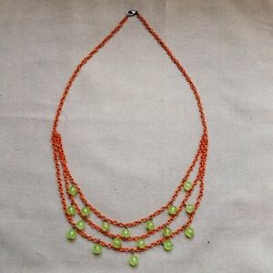 ジュエリー・アクセサリー カラーオレンジチェーンビーズn 44 collier 3 rangs de chaines oranges perles de jade veritable 56 cm