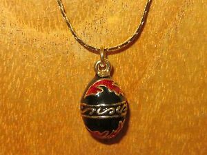 ジュエリー・アクセサリー ロシアペンダントカラーブラックエナメルレッドゴールドoeuf pendentif russe authentique collier email noir rouge or motif feuille paque