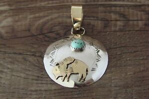 navajo bijoux main estampe turquoise or remplissage buffalo pendentif g amp;ナバホジュエリーメインスタンプターコイズゴールドバッファローペンダント※注意※NYからの配送になりますので2週間前後お時間をいただきます。人気の商品は在庫が無い場合がございます。ご了承くださいませ。サイズの種類の商品は購入時の備考欄にご希望のサイズをご記載ください。　携帯メールでの登録ですと楽天からのメールが届かない場合がございます。