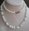 ̵ۥ奨꡼꡼ ͥå쥹ӡۥ磻ȥɥɥ塼饹ץơgrand collier perles porcelaine blanches dorees fermoir a vis bijou vintage 3298