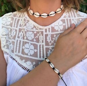 【送料無料】ジュエリー・アクセサリー カウリスネックレスブレスレットparure collier bracelet noirs en coquillages cauris