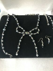 【送料無料】ジュエリー・アクセサリー ブラッククリアクリスタルビーズブレスレットネックレスイヤリングセットシルバーメッキ