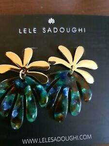 【送料無料】ジュエリー・アクセサリー リールサドーイゴールドトーングリーンイヤリングパームリーフlele sadoughi gold tone verde orecchini a perno foglia di palma