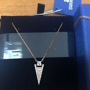【送料無料】ジュエリー・アクセサリー コリアースワロフスキートライアングルクリストードレローズヌフオーテンティクcollier swarovski triangle cristaux dore or rose neuf authentique