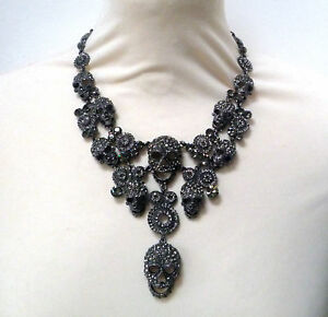 【送料無料】ジュエリー・アクセサリー バトラーウィルソンピュータークリスタルスカルネックレスbutler e wilson peltro cristallo 10 collana teschio nuovo