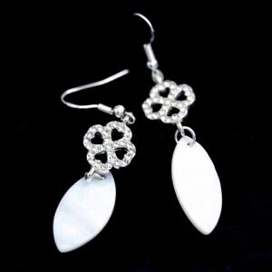 【送料無料】ジュエリー・アクセサリー パールストラスフラワーシルバーイヤリングクローバーorecchini argento con madreperla e fiore strass quadrifoglio