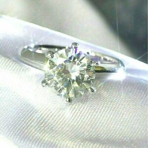 taglio rotondo moissanite 14k oro bianco sopra anello di fidanzamento solitarioモアッサニテラウンドカットホワイトゴールドオーバーローン※注意※NYからの配送になりますので2週間前後お時間をいただきます。人気の商品は在庫が無い場合がございます。ご了承くださいませ。サイズの種類の商品は購入時の備考欄にご希望のサイズをご記載ください。　携帯メールでの登録ですと楽天からのメールが届かない場合がございます。