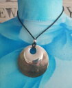 【送料無料】ジュエリー・アクセサリー シェルブラックネックレスロープサーファーヒッピーボホdisco shell collana nero corda surfista hippy boho bigiotteria nuovo mai indossato