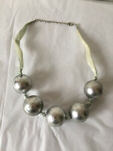 ジュエリー・アクセサリー ファブリックケーブルステートメントビッグシルバートーンビーズネックレスdichiarazione grosso tono argento grande collana di perline con cavo in tessuto