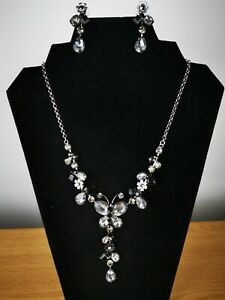 【送料無料】ジュエリー・アクセサリー バタフライラインストーンライトブラックフラワーネックレスイヤリングセットstrass farfalla amp; fiore nero chiaro collana e orecchini set
