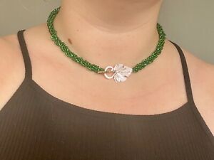 hokushinの【送料無料】ジュエリー・アクセサリー エメラルドグリーンビーズネックレストグルバックルプラスサイズフィットcollana di perline verde smeraldo con foglia toggle fibbia plus size fit lunghezza 48cm｜アングル3