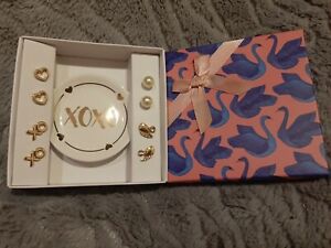 【送料無料】ジュエリー・アクセサリー エイボンラブブライトイヤリングセットスワンクリスマスプレー..