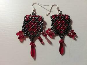 【送料無料】ジュエリー・アクセサリー ビーズイヤリングレッドブラックシードビーズイヤリングレッドブラック